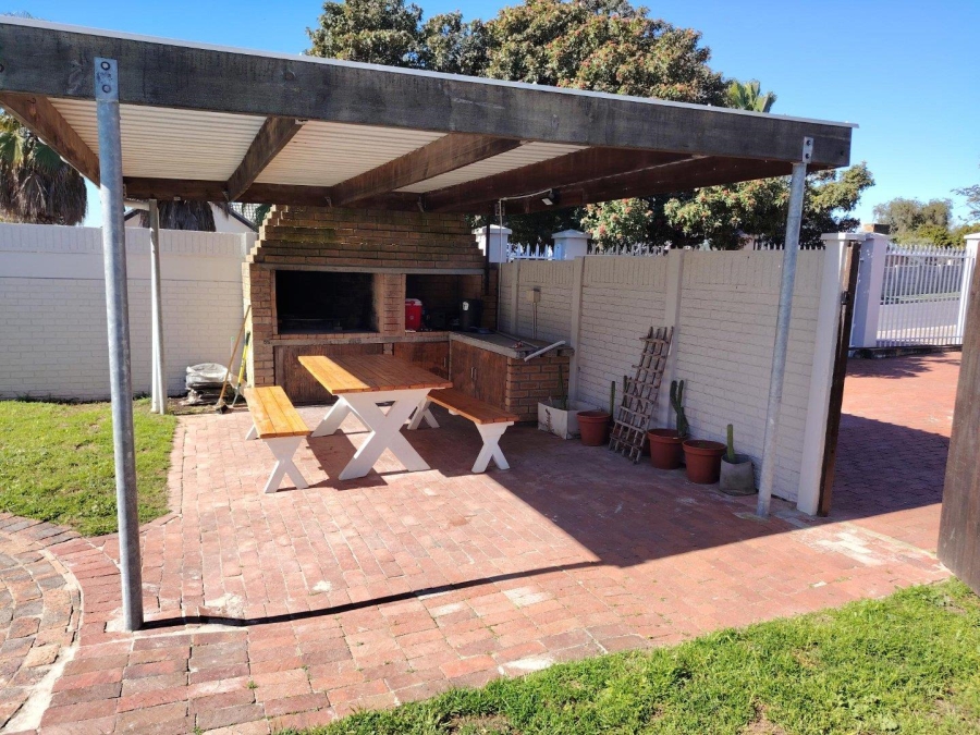 To Let 4 Bedroom Property for Rent in Stellenberg Western Cape